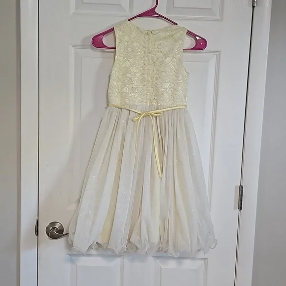 Size 8 child formal dress - Picture 2 of 3